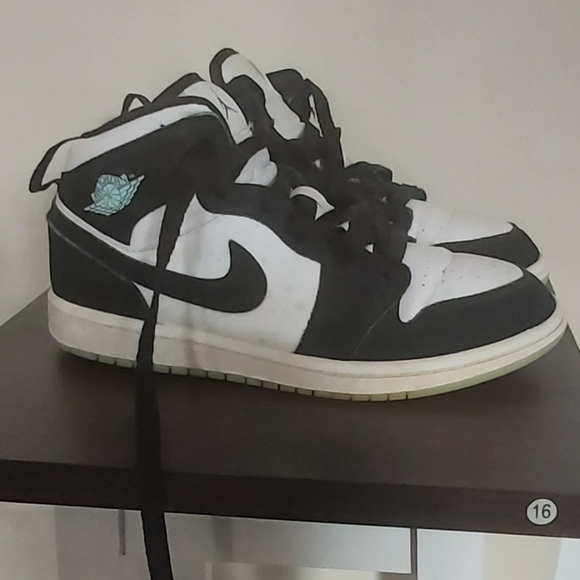 Glow in the dark Nike high top jordans! 😮 - Picture 1 of 5